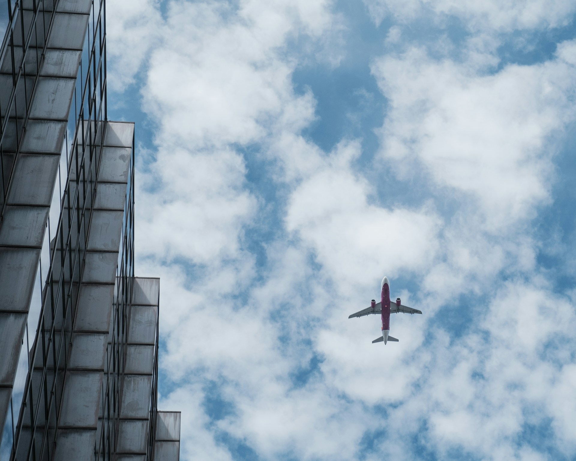 Ukryte koszty podróży samolotem – przewodnik dla początkujących